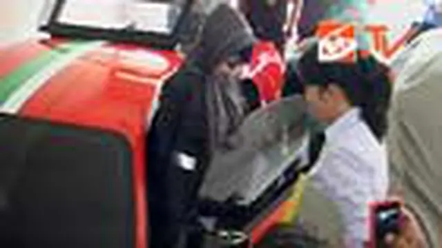 Hakim Periksa Mobil Mewah Malinda Dee