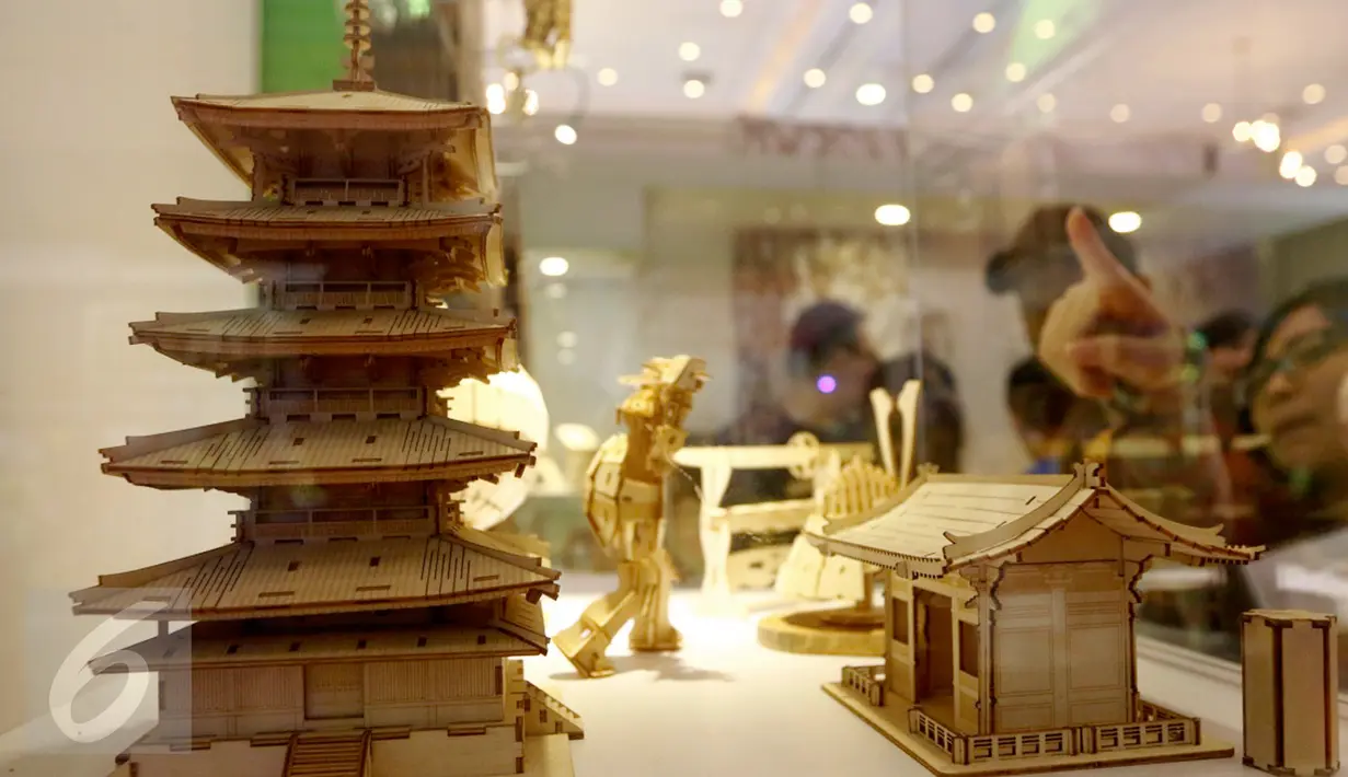 Pengunjung melihat hasil karya seni berupa kuil yang terbuat dari kardus pada gelaran  Popcon Asia 2016 di JCC, Jakarta (14/08). (Liputan6.com/Fery Pradolo)