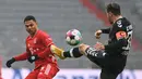 Bek Freiburg, Christian Guenter (kanan) berebut bola dengan gelandang Bayern Munich, Serge Gnabry dalam laga lanjutan Liga Jerman 2020/21 pekan ke-16 di Allianz Arena, Minggu (17/1/2021). Freiburg kalah 1-2 dari Bayern Munich. (AFP/Christof Stache/Pool)