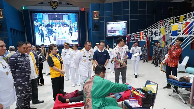 Lions Club, Yayasan Pundi Amal Peduli Kasih (YPP), SCTV dan Indosiar bersama PMI melakukan bakti sosial