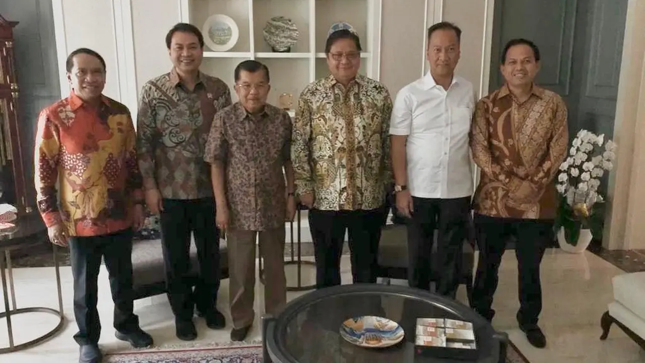 Ketua Umum Partai Golkar Airlangga Hartarto bertemu dengan mantan Wakil Presiden Jusuf Kalla. (Istimewa)