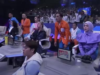 Para juri dan presenter D'Academy 5 saat menonton video Begitu Syulit Lupakan Reyhan. (Foto: YouTube Indosiar)