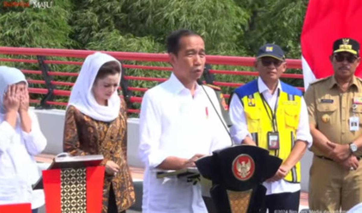Namun beberapa saat kemudian, sosok Iriana seketika kedapatan menutup wajah. Sesekali, bahkan Iriana nampak menunduk.
