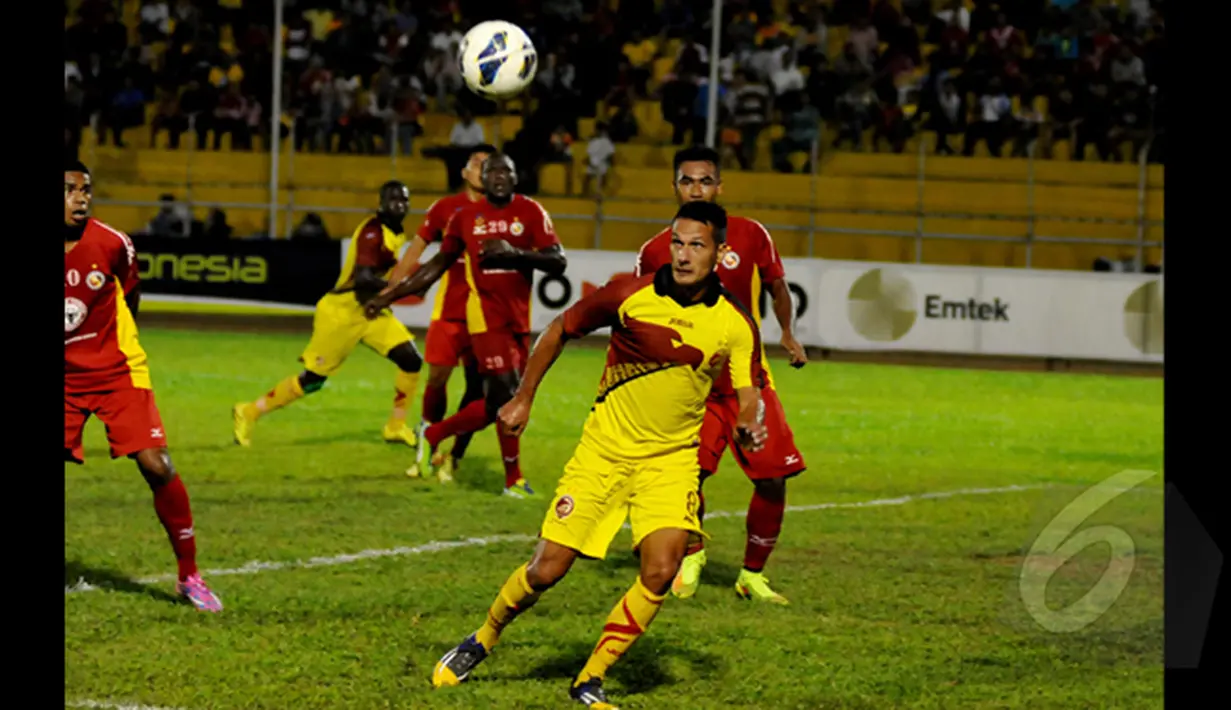 Gelandang Sriwijaya FC, Raphael Maitimo saat menyudul bola pada laga SCM Cup 2015. di Stadion H Agus Salim, Padang, Senin (19/1/2015). Sriwijaya FC unggul 2-1 atas Semen Padang. (Liputan6.com/Johan Tallo)