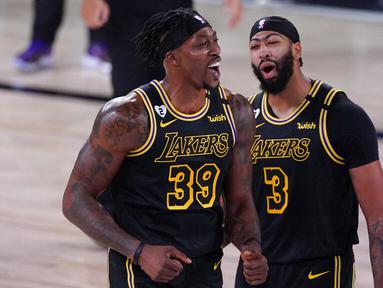 Pebasket Los Angeles Lakers, Dwight Howard dan Anthony Davis merayakan kemenangan atas Denver Nuggets pada gim kedua final wilayah barat Playoff NBA 2020, Senin (21/9/2020). Lakers menang dengan skor 105-103. (AP/Mark J. Terrill)