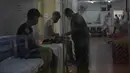 Seorang dokter merawat pasien korban kokain oplosan di salah satu rumah sakit di pinggiran Buenos Aires, Argentina, 2 Februari 2022. Menurut pihak berwenang setempat, lebih dari selusin orang tewas dan 50 lainnya dirawat setelah mengkonsumsi kokain palsu. (AP Photo/Rodrigo Abd)