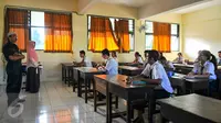 Sejumlah peserta bersiap melaksanakan Ujian Nasional (UN) di salah satu ruang kelas SMPN 41 Jakarta, Senin (9/5). UN tingkat SMP yang digelar pada 9-12 Mei 2016 ini diikuti 984 sekolah atau 156.320 siswa. (Liputan6.com/Yoppy Renato)