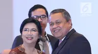 Destry Damayanti berjabat tangan dengan Gubernur Bank Indonesia Perry Warjiyo usai dilantik menjadi Deputi Gubernur Senior Bank Indonesia di Gedung MA, Jakarta, Rabu (7/8/2019). Destry dilantik menjadi Gubernur Senior BI periode 2019-2024. (Liputan6.com/Angga Yuniar)