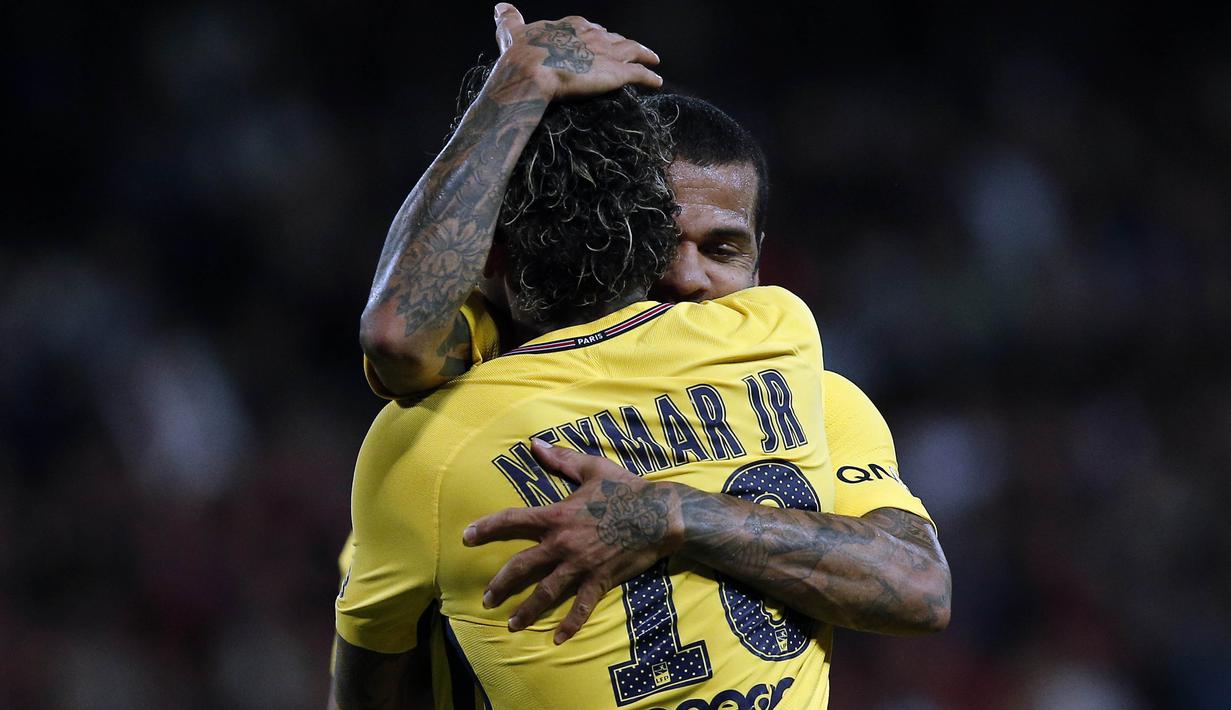 Pelukan hangat Dani Alves untuk Neymar usai mencetak gol ke gawang Guingamp pada laga Ligue 1 Prancis di the Roudourou stadium, Guingamp, (13/8/2017). PSG menang 3-0. (AP/Kamil Zihnioglu)