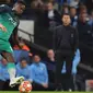 Bek Manchester City, Kyle Walker berebut bola dengan gelandang Tottenham Hotspur, Victor Wanyama pada leg kedua perempat final Liga Champions di Etihad Stadium, Rabu (17/4).  Meski menang dengan skor 4-3 namun Manchester City tetap gagal melaju ke semifinal Liga Champions. (Anthony Devlin / AFP)