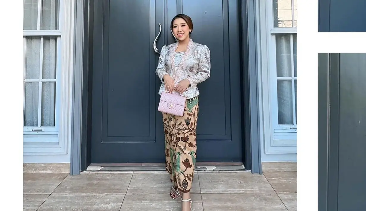 <p>Kiky Saputri juga terlihat memesona dalam balutan kebaya kutubaru warna baby blue-pink dengan motif floral dari @adit_adcee. Aksen puffy pada bagian bahu kebaya membuat penampilannya kian menarik. [@kikysaputriii].</p>