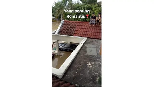 Namun bencana banjir ini dihadapi Randy dengan santai, ia berupaya untuk tetap romantis bersama sang istri. Sembari duduk di atas genteng.
