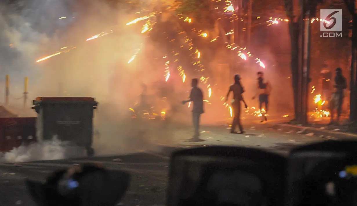 Polisi menembakan gas air mata ke arah massa di kawasan Tanah Abang, Jakarta Pusat, Rabu (22/5/2019). Massa terus melakukan perlawanan pasca buntut dari unjuk rasa hasil penghitungan suara Pemilu 2019 di depan kantor Bawaslu. (Liputan6.com/Herman Zakharia)