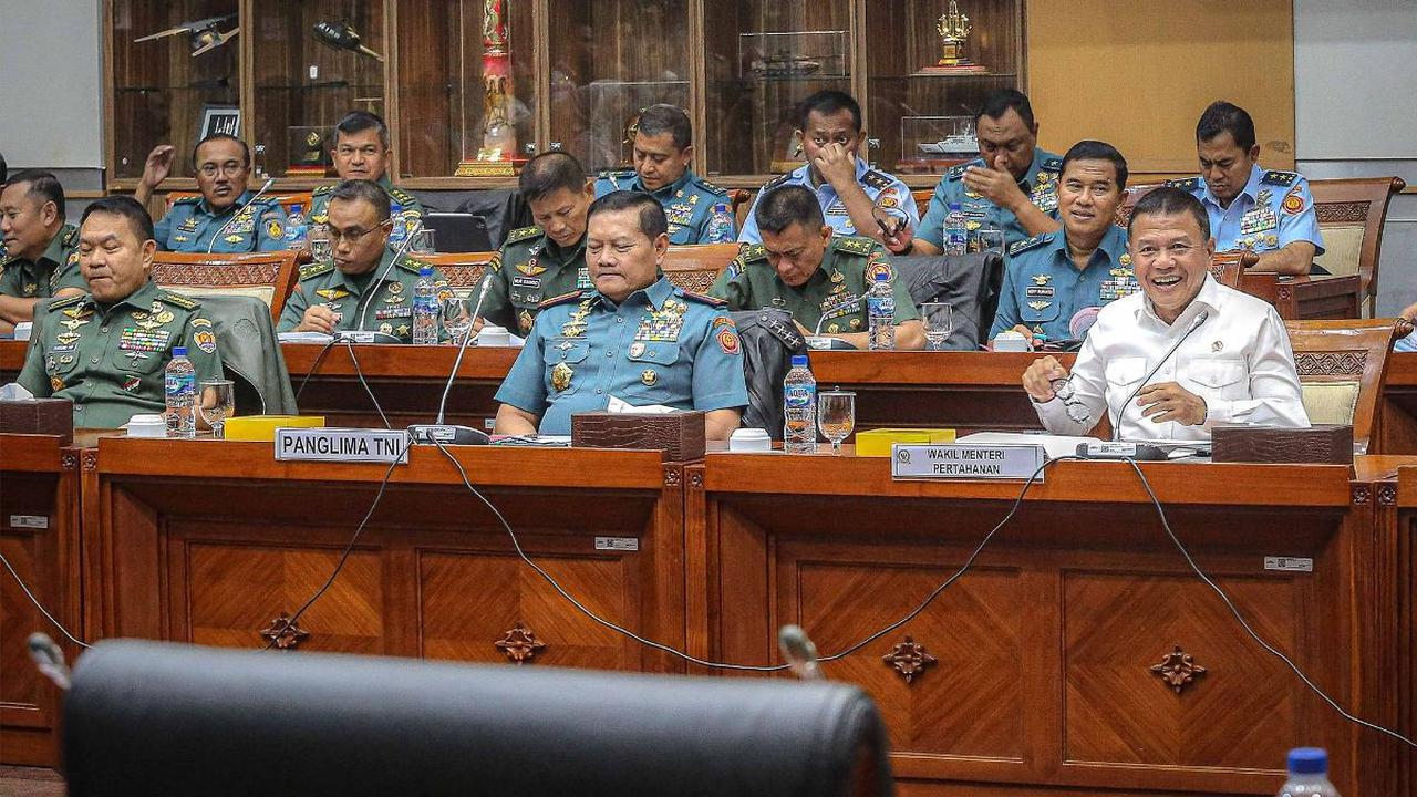 "Jadi alhamdulillah ini kita bahas minggu lalu belum ada dukungan jadi sudah ada dan untuk kenaikan gaji berupa Rp1.671.963.798.000, untuk tambahan belanja nanti dipaparkan lebih jelas oleh pak Wamenhan," papar politikus Golkar ini.