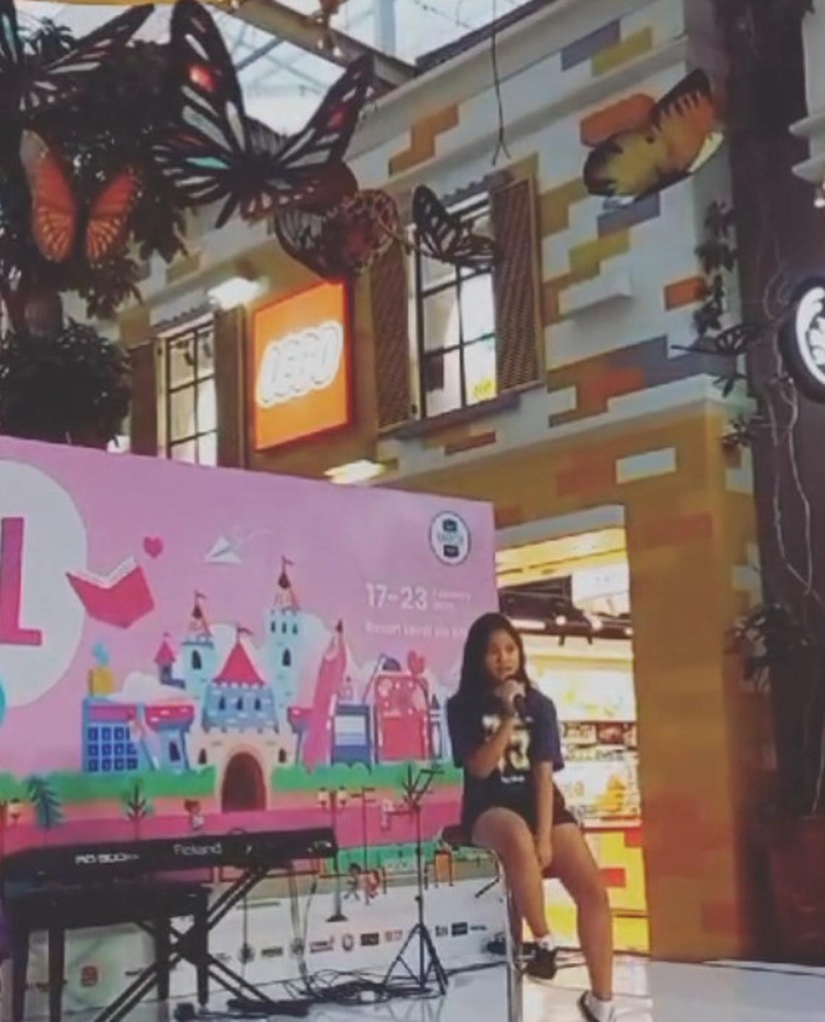 Potret Bahagianya Charly Van Houten dan Istri Dampingi Sang Putri di Momen Kelulusan SD
