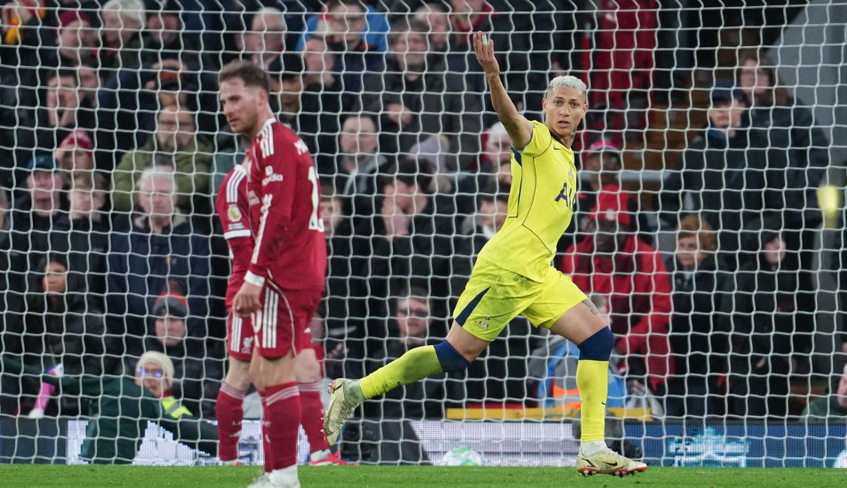 Pemain Tottenham Hotspur, Richarlison, melakukan selebrasi setelah mencetak gol ke gawang Liverpool pada laga pekan ke-30 Premier League di Stadion Anfield, Minggu (15/03/2026). (Peter Byrne/PA via AP)