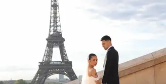 Setelah kenakan busana Jawa, Jennifer Coppen dan Justin Hubner kembali tampil dalam foto prewedding. Kali ini keduanya mengusung konsep elegan klasik [@jennifercoppenreal20]