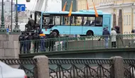 Pekerja darurat menarik bus dari air setelah jatuh ke Sungai Moyka di St. Petersburg, Rusia, Jumat (10/5/2024). (AP Photo/Dmitri Lovetsky)