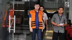 Tersangka Direktur PT Hidro Tekno Indonesia Hendrawan Maruszama dikawal petugas memakai rompi tahanan usai menandatangani berkas P21 tahap II di gedung KPK, Jakarta, Kamis (22/03). (Merdeka.com/Dwi Narwoko)