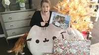 Dapat Boneka Kucing Raksasa dari Bill Gates, Wanita Ini Histeris