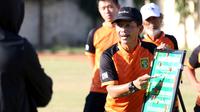 Pelatih Persebaya Surabaya, Djadjang Nurdjaman, tengah memberikan instruksi dalam sesi latihan. (Bola.com/Aditya Wany)