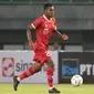 Pemain Timnas Indonesia U-17, Iqbal Gwijangge, ikut membantu serangan dalam pertandingan uji coba melawan Timnas Korea Selatan U-17 yang berlangsung di Stadion Patriot Candrabhaga, Bekasi, Rabu (30/8/2023). (Bola.com/Abdul Aziz)