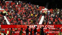Suporter Manchester United hadir langsung di Old Trafford dalam laga pekan ke-37 Premier League kontra Fulham, Rabu (19/5/2021) dini hari WIB. Sayangnya, Manchester United hanya bermain imbang 1-1 dengan Fulham dalam laga tersebut. (PHIL NOBLE / POOL / AFP)