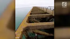 Uji nyali seorang Pria melintasi tiang dermaga tanpa mengenakan pengaman apapun. 100 tiang berhasil ia lewati.