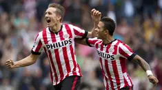 Invasi striker asing di liga-liga top Eropa kadang menimbulkan efek negatif bagi para juru gedor lokal dalam hal raihan gelar individu, seperti gelar pencetak gol terbanyak atau top skor. Seperti di Liga Belanda, dimana gelar top skor menjadi dominasi para striker asing yang merumput di Eredivisie. Namun, tetap saja ada segelintir striker lokal yang sekedar mengganggu dominasi mereka, seperti 5 striker Belanda berikut yang pernah merebut gelar top skor di Liga Belanda. (AFP/ANP/Olaf Kraak)