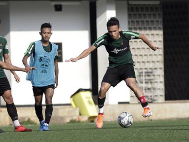 Pemain Timnas Indonesia U-22, Egy Maulana Vikri, berebut bola saat internal game di Lapangan C, Senayan, Jakarta, Selasa (19/11). Timnas U-22 terus matangkan skema permainan lewat internal game. (Bola.com/Yoppy Renato)