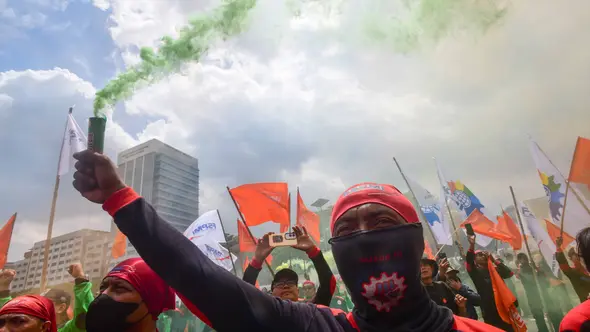 Dalam aksinya, massa buruh membawa enam tuntutan utama, yakni penghapusan sistem outsourcing, kenaikan Upah Minimum 2026 sebesar 8,5–10,5 persen, pembentukan Satgas PHK, serta reformasi pajak perburuhan. (merdeka.com/Arie Basuki)