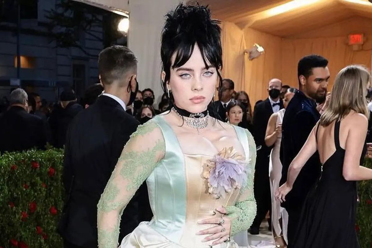 Billie Eilish Tampil Bergaya Aristokrat Punk dengan Gaun Korset Gucci di Met Gala 2022