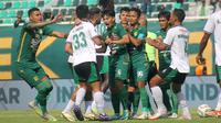 Pemain Persebaya Surabaya meluapkan emosi kepada pemain PSS Sleman, Wahyudi Hamisi, setelah insiden kakinya menendang kepala Bruno Moreira yang sedang tergeletak di lapangan dalam laga pekan ke-27 BRI Liga 1 2023/2024, Minggu (3/3/2024). (Bola.com/Aditya Wany)