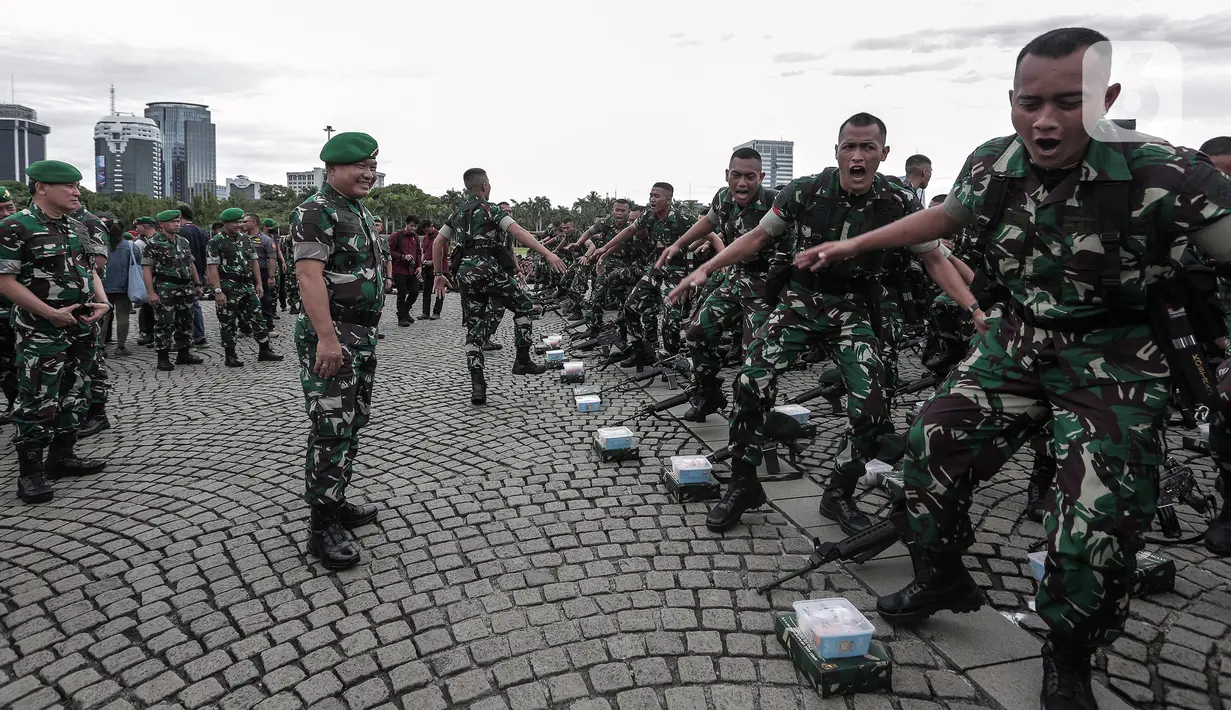 Kepala Staf Angkatan Darat (KSAD) Jenderal TNI Dudung Abdurachman (tengah) menyapa pasukan saat memimpin Apel Gelar Kesiapsiagaan TNI Angkatan Darat di Lapangan Monumen Nasional (Monas), Jakarta Pusat, Rabu (26/10/2022). KSAD menekankan TNI AD di antaranya semakin menunjukkan peran, fungsi, dan tugasnya untuk membantu masyarakat dan melakukan kegiatan-kegiatan yang optimal dan maksimal dalam membantu menyukseskan program-program pemerintah. (Liputan6.com/Johan Tallo)
