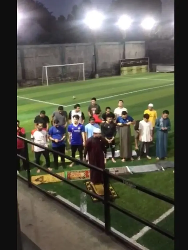 Teuku Wisnu salat berjamaah di lapangan sepak bola (https://www.instagram.com/p/CZavcoQlPPv/)
