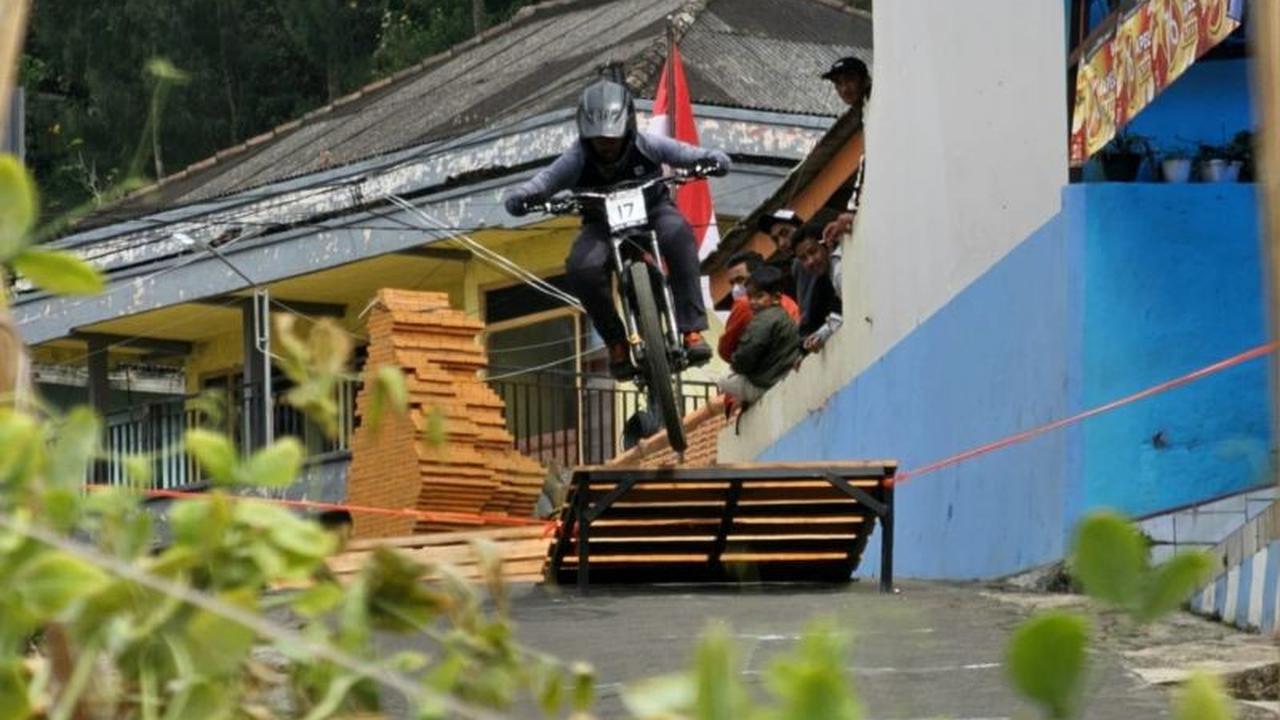 Adaptasi Cuaca Dingin Kunci Sukses! Khoiful Mukhib Sabet Podium Juara Men Elite IDH Urban 2025 di Pasuruan