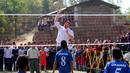 Pangeran Harry bermain voli dengan anak-anak saat berkunjung ke Lamjung, Nepal, (22/3/2016). (National News Agency of Nepal/Pradeep Raj Onta/Handout via Reuters)