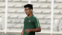 Pemain Timnas Indonesia U-22, TM Ichsan, saat latihan di Stadion Madya, Senayan, Jakarta, Senin (4/3). Latihan tersebut untuk persiapan kualifikasi Piala AFC U-23. (Bola.com/M Iqbal Ichsan)