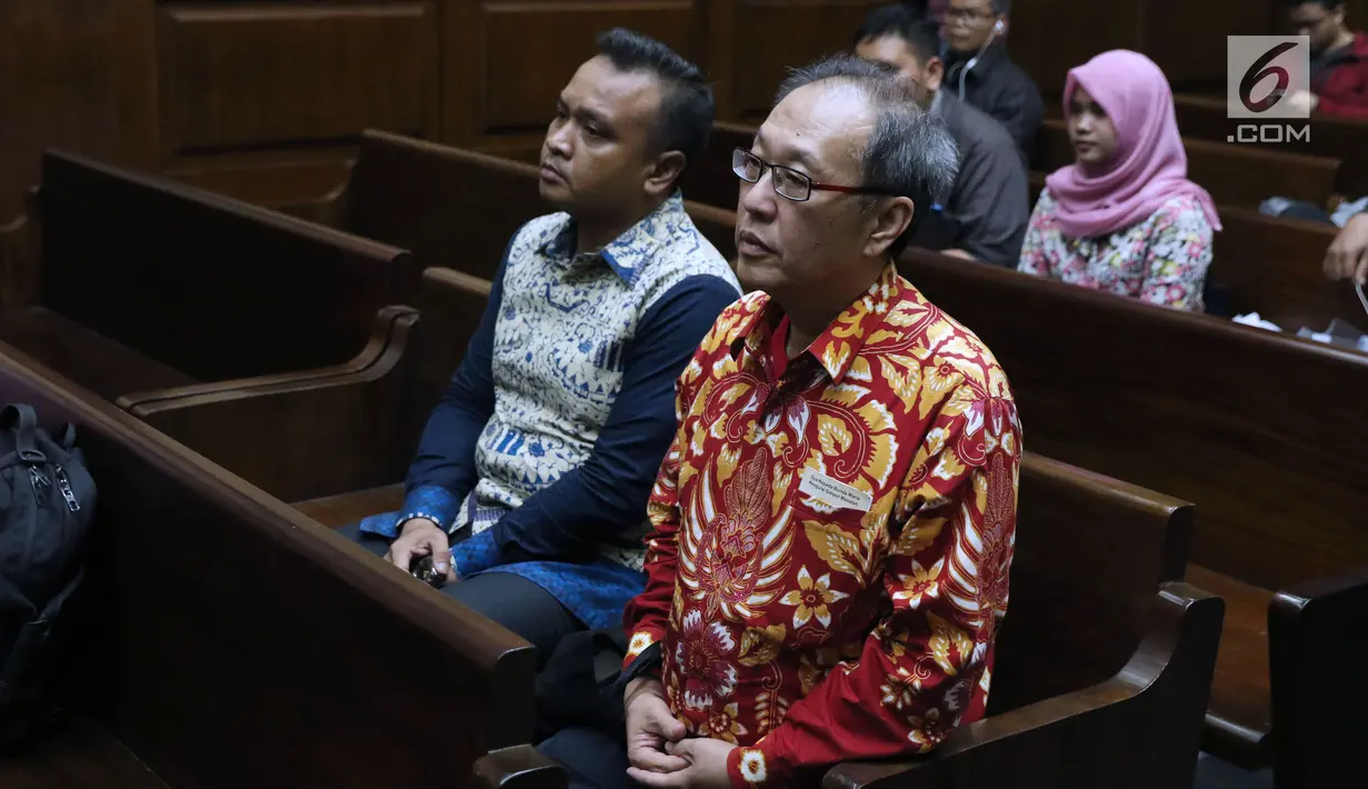 Terdakwa dugaan korupsi pengadaan e-KTP, Irvanto Hendra Pambudi (kiri) dan Made Oka Masagung bersiap menjalani sidang lanjutan di Pengadilan Tipikor, Jakarta, Rabu (21/11). Sidang mendengar nota pembelaan para terdakwa. (Liputan6.com/Helmi Fithriansyah)