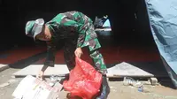 Sampah berserakan di pengungsian eks anggota Gerakan Fajar Nusantara (Gafatar) di Bekangdam XII/Tanjungpura, Kalimantan Barat. (Liputan6.com/Raden AMP)