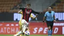 Penyerang AC Milan, Daniel Maldini mengontrol bola saat bertanding melawan Bodoe/Glimt pada pertandingan Liga Europa di Stadion San Siro di Milan, Italia, Kamis (24/9/2020). AC Milan menang tipis atas  Bodoe/Glimt 3-2. (Spada/LaPresse via AP)