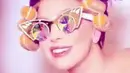 Bagi Lady Gaga, kini fungsi kacamata hitam tak lagi sebagai pelindung dari sinar ultraviolet, tetapi juga menjadi aksesori pelengkap penampilan yang gaya. (via instagram/@ladygaga)