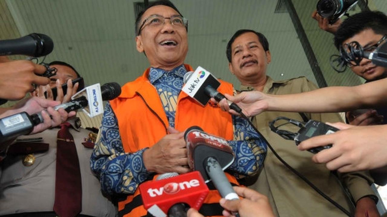Keluar dari KPK, Jero Wacik tebar senyuman usai diperiksa