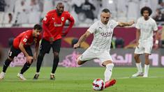 Santi Cazorla - Cedera membuat pemain asal Spanyol ini meninggalkan Arsenal setelah enam tahun berada di Emirates. Gelandang yang sempat mengemas 29 gol serta 45 assist kini bermain untuk klub Qatar, Al Sadd. (AFP/Karim Jaafar)
