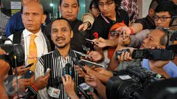 Abraham Samad memberikan keterangan pers usai menjalani pemeriksaan di Bareskrim Mabes Polri, Jakarta, Rabu (24/6/2015). Samad diperiksa selama 6 jam terkait dugaan penyalahgunaan wewenang selama menjabat sebagai ketua KPK. (Liputan6.com/Yoppy Renato)