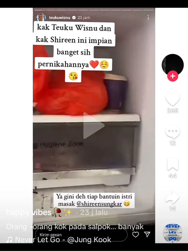 Freezer yang Penuh dengan Tumpukan Plastik