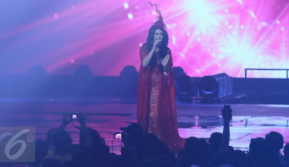 Diva Tanah Air, Krisdayanti mengenakan topi dengan layer berukuran panjang saat tampil di atas panggung HUT 26 SCTV di Istora Senayan, Jakarta, Rabu (24/8). Penampilan adik kandung Yuni Shara itu pun terlihat glamour. (Liputan6.com/Herman Zakharia)