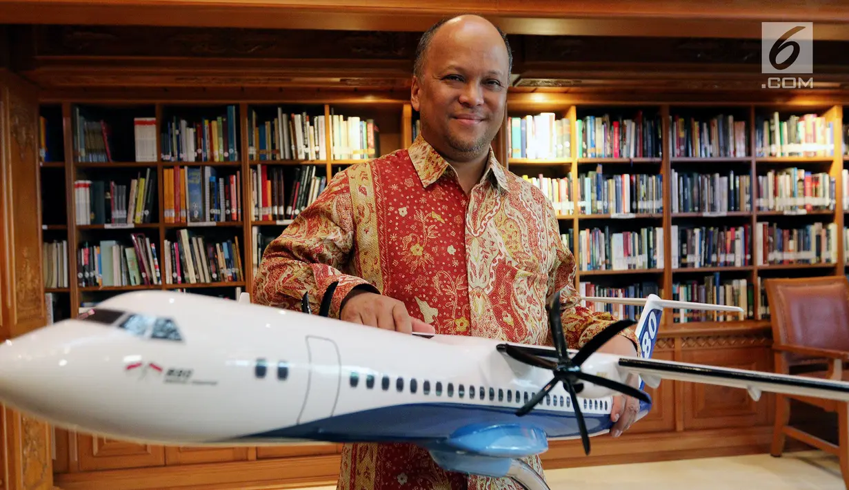 <p>Komisaris PT Regio Aviasi Industri Ilham Habibie saat sesi foto di samping Replika Pesawat R80 seusai melakukan penandatanganan Partneship Agreement dengan investor R80, Jakarta, Kamis (22/2). (Liputan6.com/JohanTallo)</p>