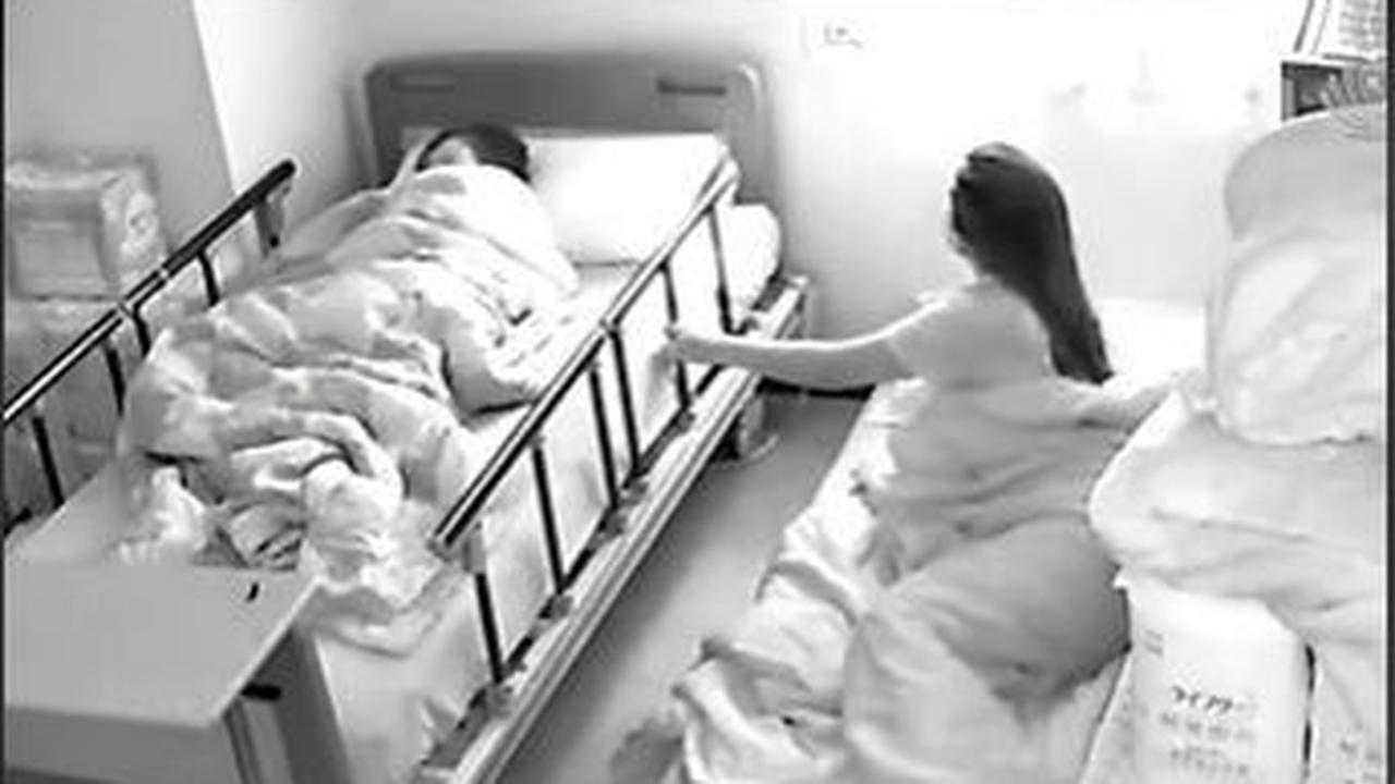 Aksi Maya terekam CCTV saat ia tengah tertidur di sebelah majikannya yang sudah lansia dan terbaring lemah.