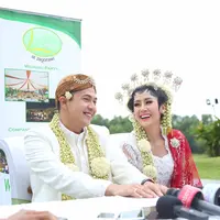 Ardina Rasti dan Arie Dwi Andhika, kini tengah menikmati momen bahagia menjadi pasangan suami-istri. Arie resmi mempersunting Ardina Rasti tepatnya pada Sabtu, 20 Januari 2018 kemarin. (Daniel Kampua/Bintang.com)